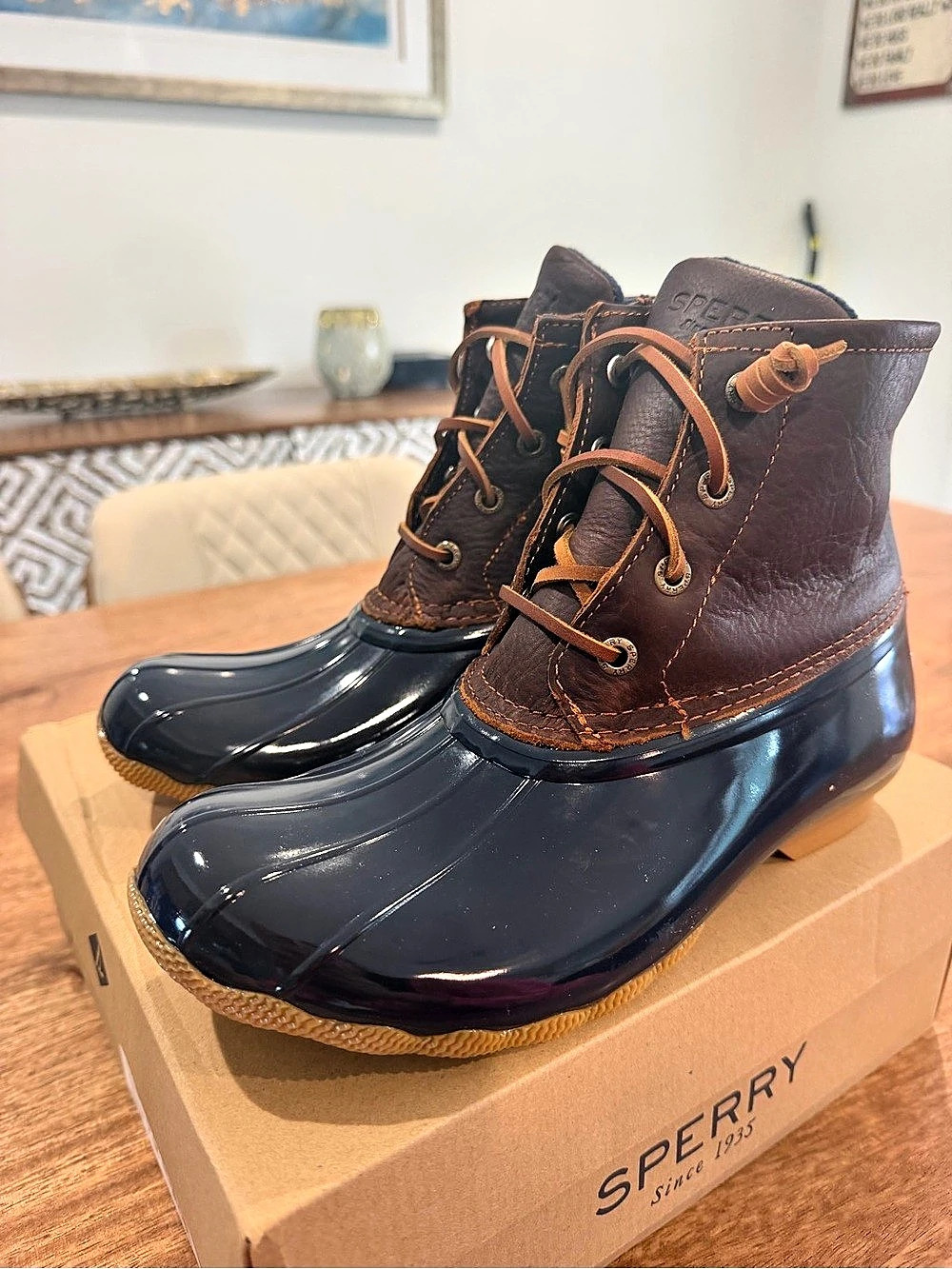 Sperry Saltwater Duck Boot in Tan/Navy- Size 7W/5.5M BNIB- M width